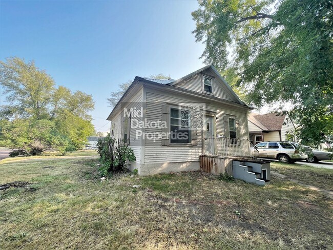 Building Photo - 1200 E 3rd-2 Bedroom house