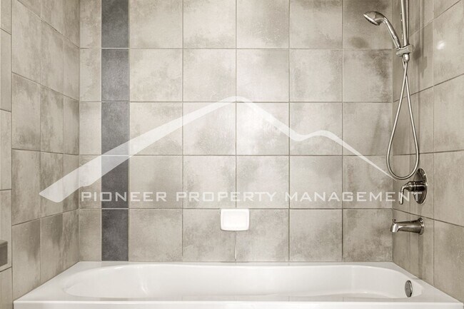 Building Photo - Gorgeous Condo with Mountain Views and Washer/Dryer