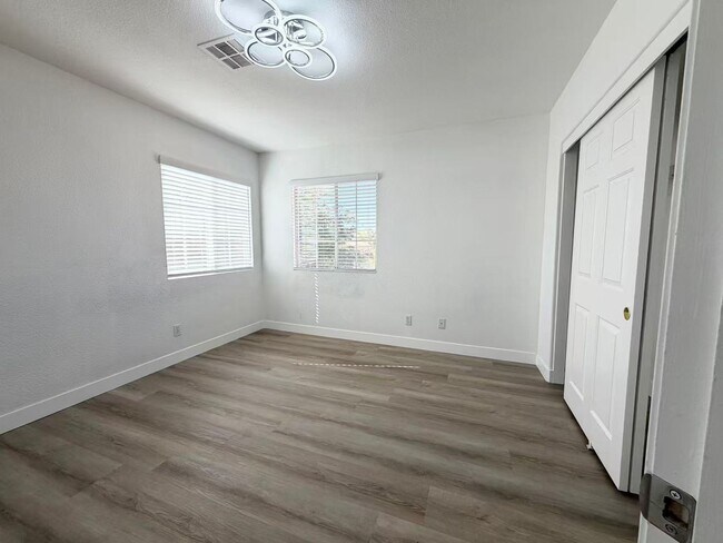 Building Photo - 10621 Olivebranch Ave