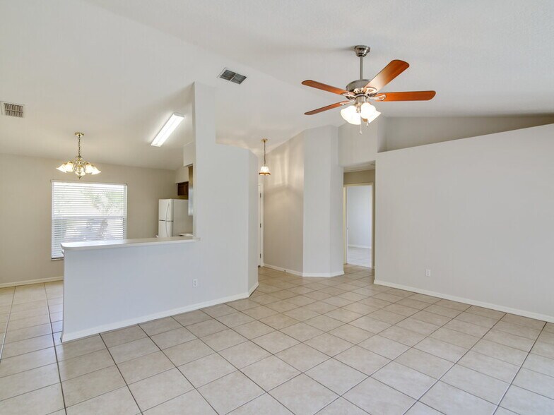 Building Photo - 918 Palm Forest Ln