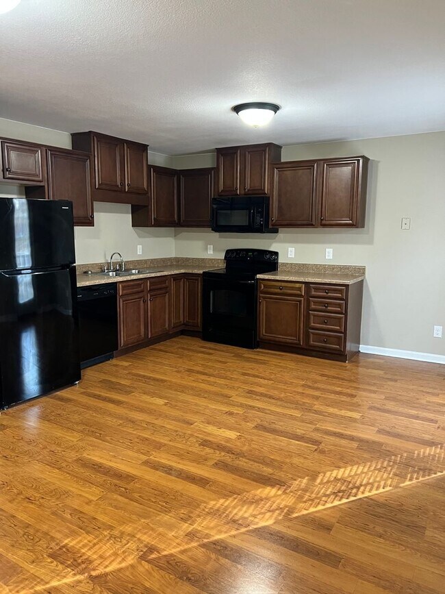 Building Photo - 3 bed/2bath Townhome freshly painted!