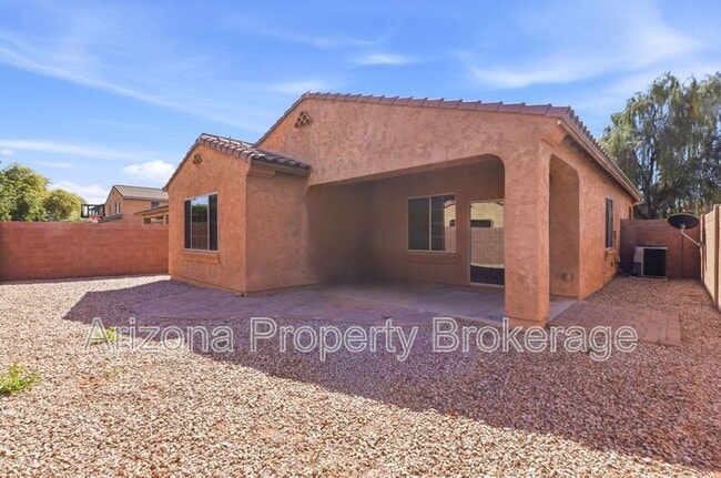 Building Photo - 824 E Jacob St