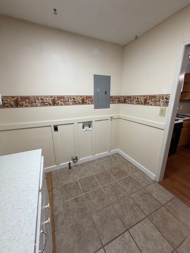 Building Photo - 3 Bedroom | 1 Bathroom | 2 Car Garage | Springfield MO!