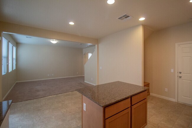 Building Photo - GUARD GATED 3 BD 2.5 BTH HOME IN HENDERSON