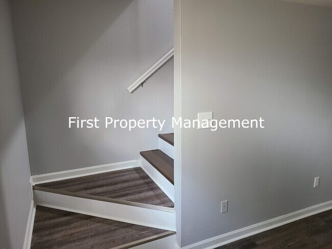 Building Photo - Remodeled - East Ridge Townhouse