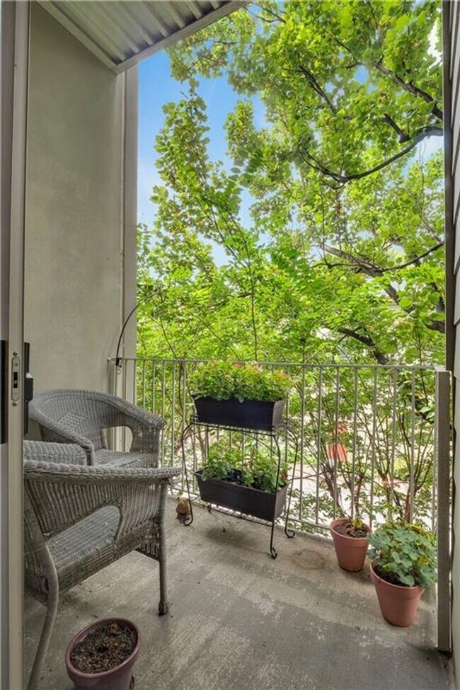 Building Photo - Prime Location