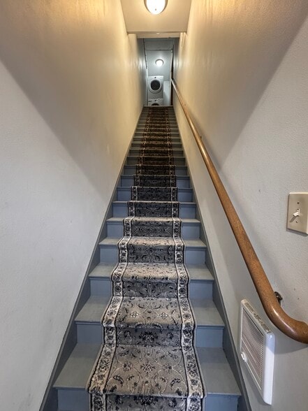 Private Entry - 123 E 3rd St