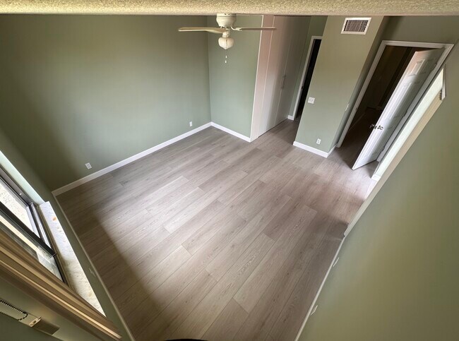 Building Photo - 3871 Victoria Dr
