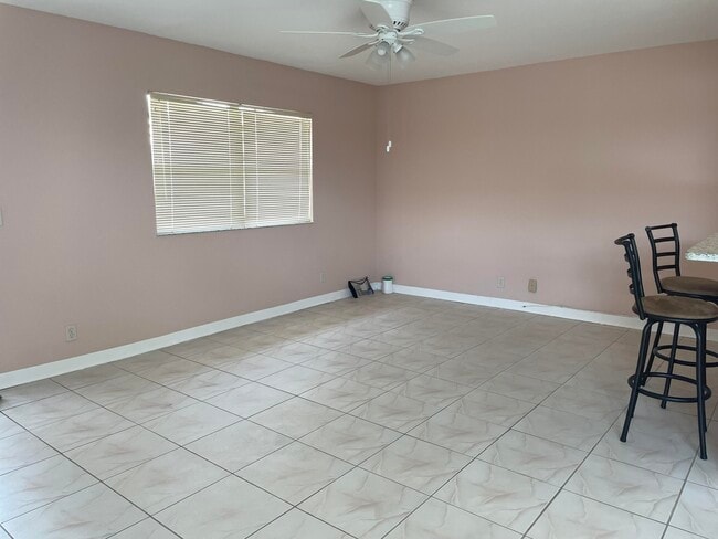 Building Photo - 659 Brittany Ct