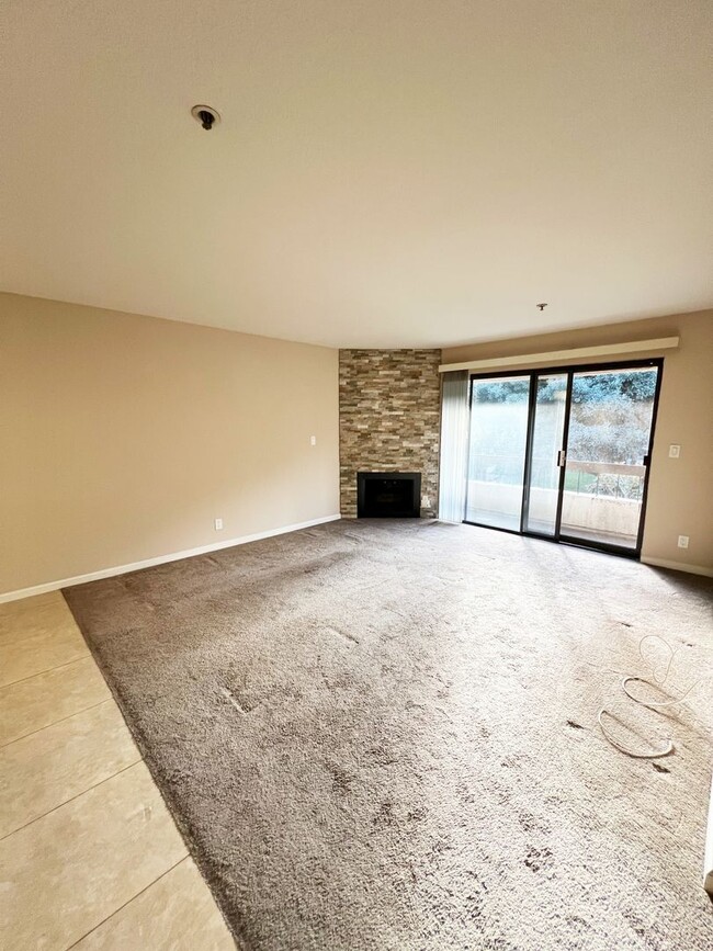 Building Photo - 2 Bed/2 Bath Upgraded Condo in Presidio Pl...