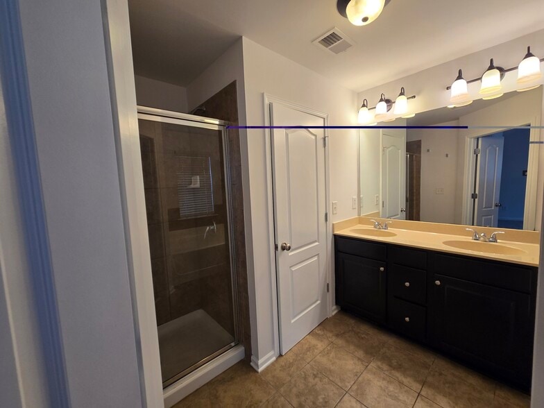 Building Photo - 2470 Whiteoak Run SE