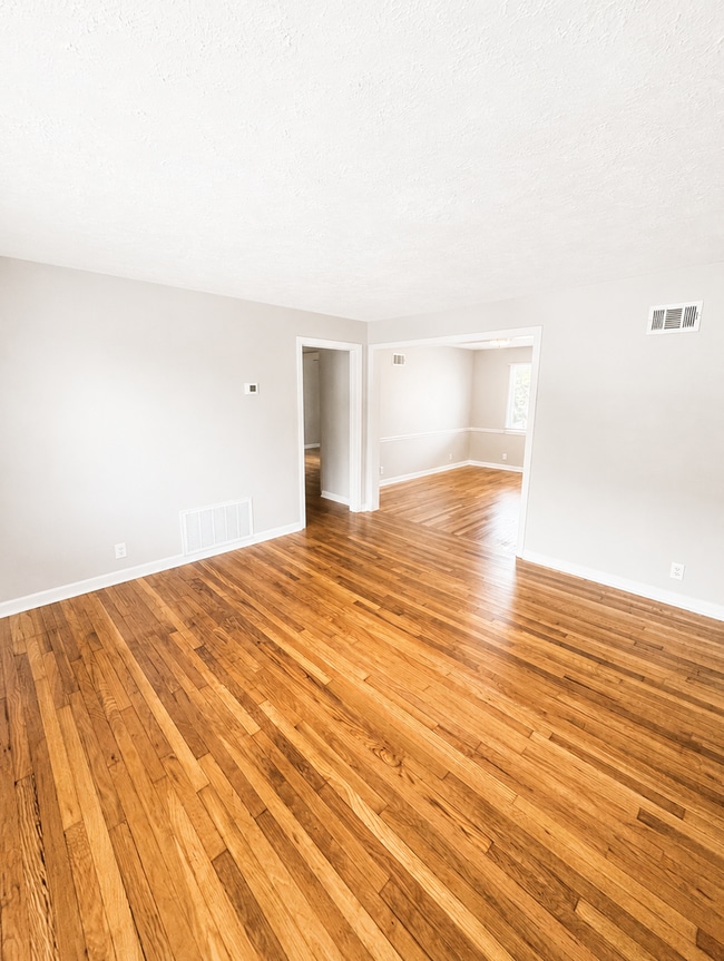 Building Photo - MIDTOWN SAVANNAH- AVAILABLE NOW- APPOINTMENT NEEDED TO VIEW