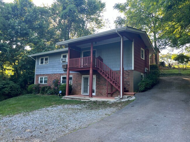 Building Photo - 8 Vine Ln