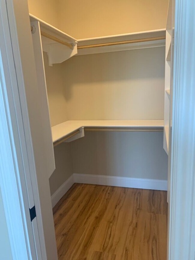 Building Photo - 183 Evergreen Ave