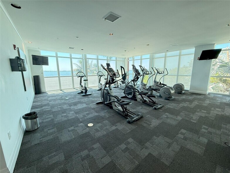 Building Photo - 1155 Brickell Bay Dr