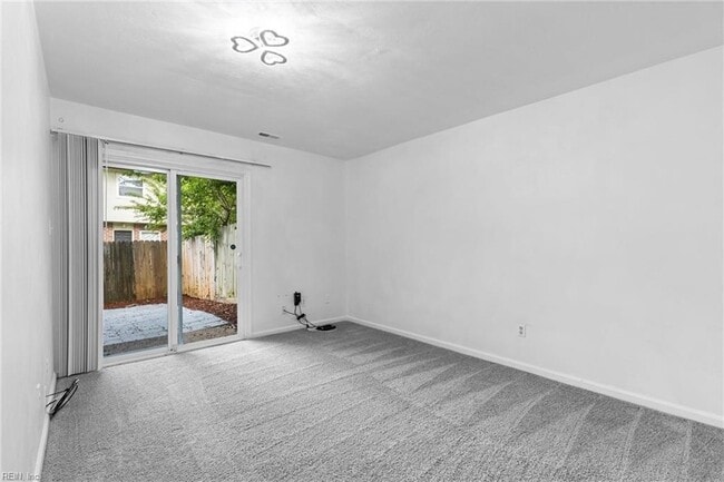 Building Photo - 582 Peregrine St