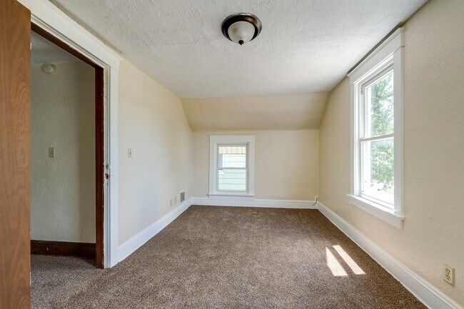 Building Photo - Cute 3 Bedroom 1 Bath House Located in Wes...