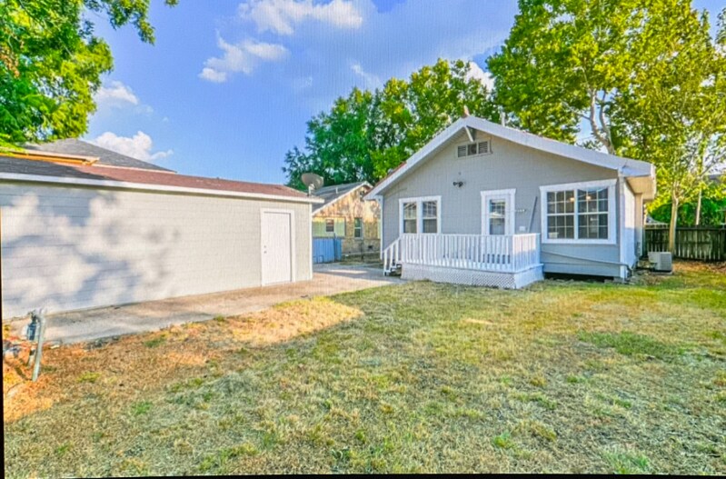 Building Photo - 208 W Lobit Ave