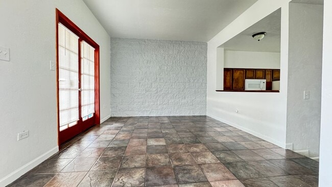 Building Photo - Eastside (Golf Links and Pantano) spacious 2nd floor 2 bed, 2 bath condo!