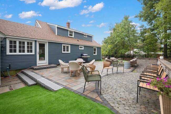 Building Photo - 123 Pond St