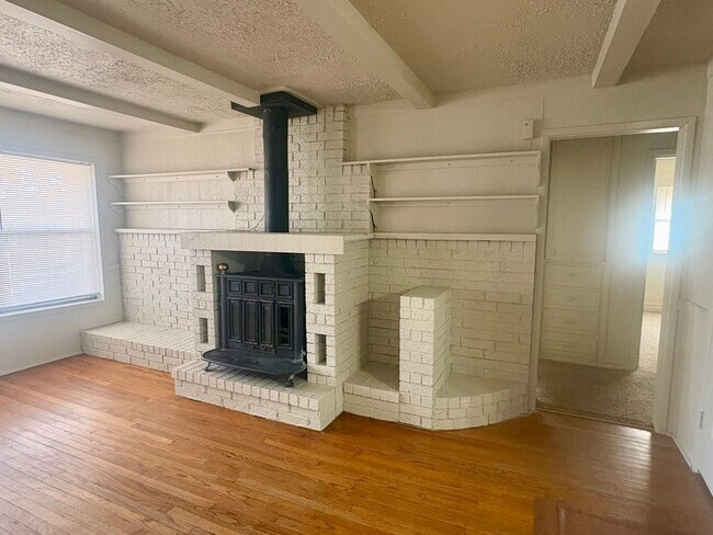 Building Photo - Three bedroom home in NW OKC