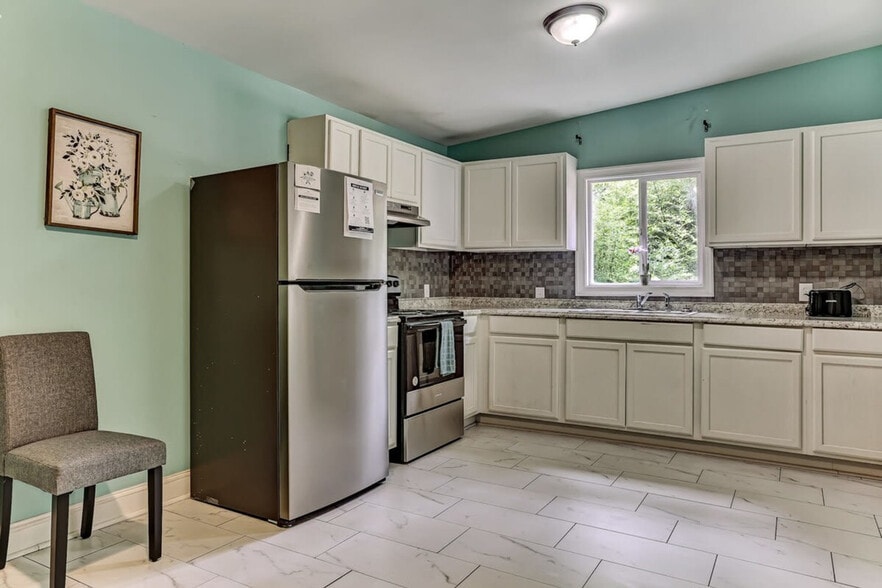 Building Photo - 561 Mendel Ave