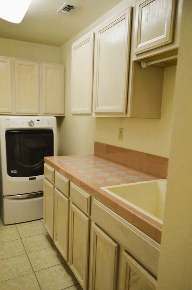 Building Photo - Country setting... on 2.69 acres!