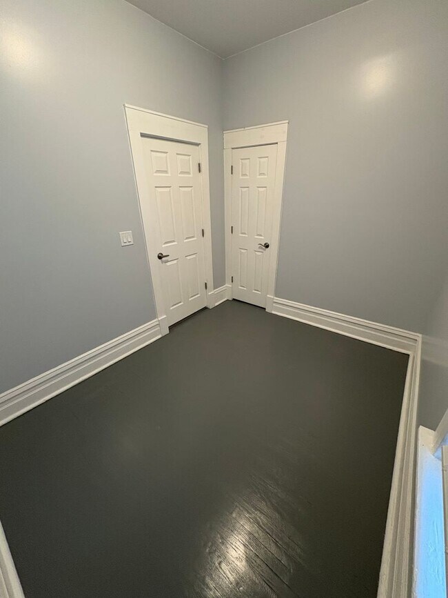 Building Photo - 1034 W 61st St