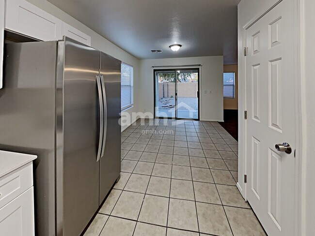 Building Photo - 2862 E Augusta Ave