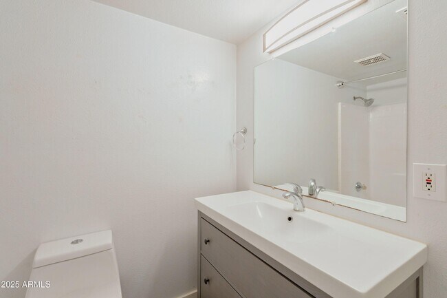 Building Photo - 2124 E 10th St