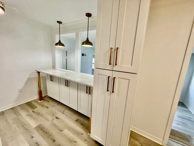 Building Photo - 9305 River Ln