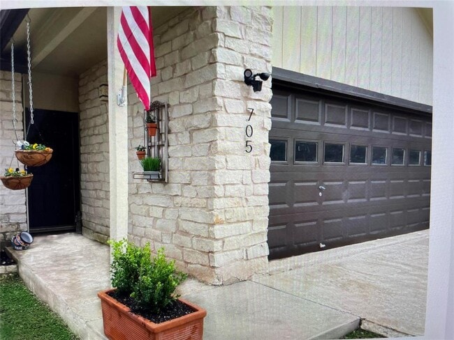 Building Photo - 705 Lisa Dr