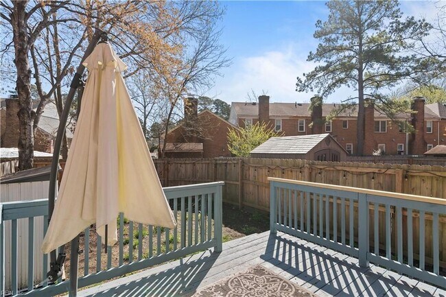 Building Photo - 345 Middle Oaks Dr