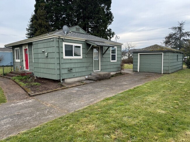 Building Photo - Updated 2 bedroom 1 bathroom house in Springfield!