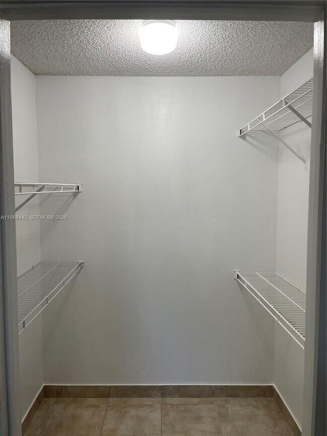 Building Photo - 570 S Park Rd