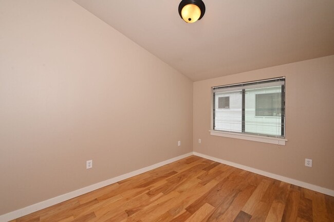 Building Photo - Modern & Spacious 2+ Bedroom/3.25 Bath Vie...