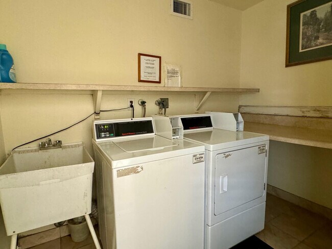 Building Photo - 3051 NE 47th Ct