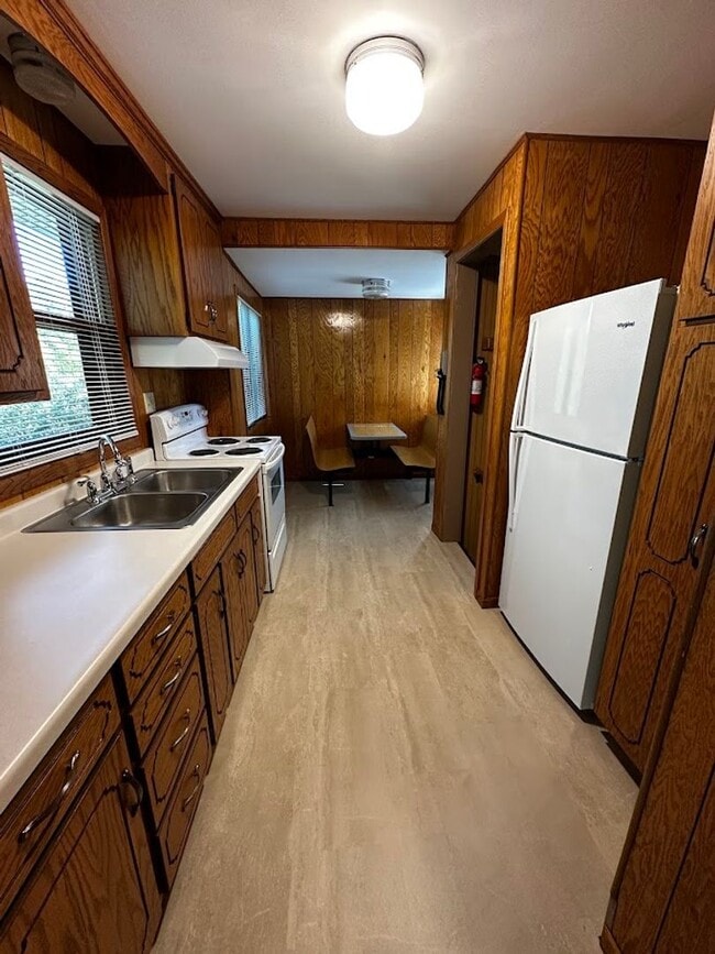 Building Photo - 3 Bedroom, 1 Bathroom Single Family Home - Staples