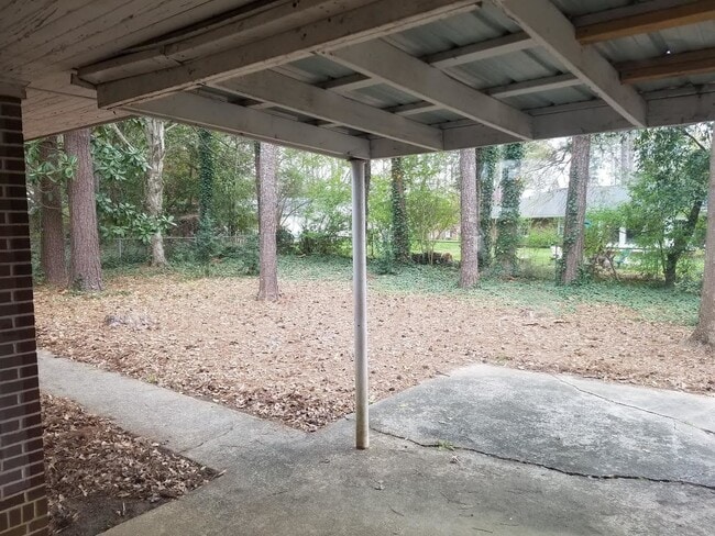 Building Photo - City Living!!