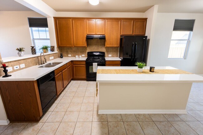 Building Photo - 3 bed 2 bathroom