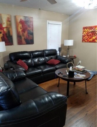 Building Photo - 414 E 6th St