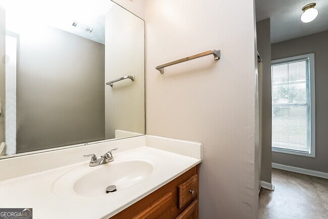 Building Photo - 915 Eagle Pointe Dr NW