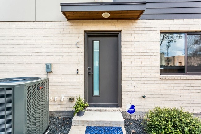 Building Photo - Modern 2 bed, 2.1 Bath townhome, walking distance to Greenville Ave