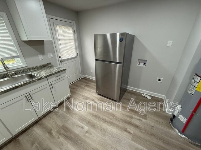 Building Photo - 705 N Main St