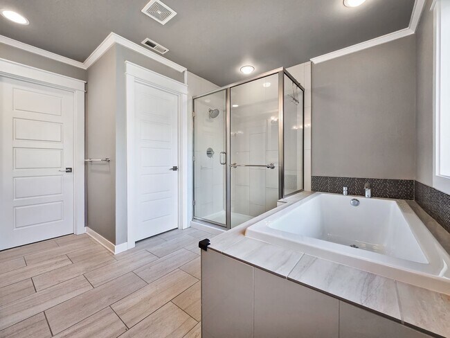 Building Photo - Modern 5-Bedroom Kirkland Home with Solar ...