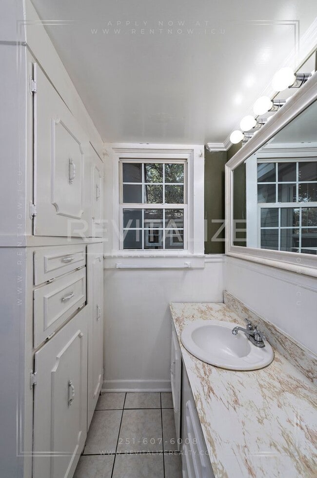 Building Photo - Adorable 3 Bed 2 Bath Cottage with Double ...