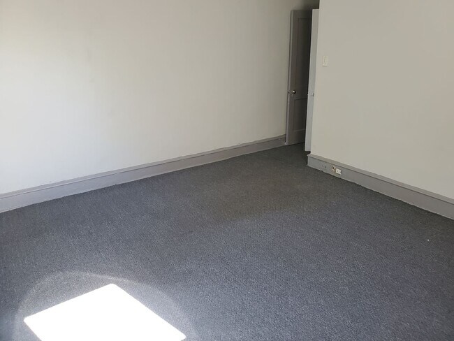 Building Photo - 6000 N 19th St