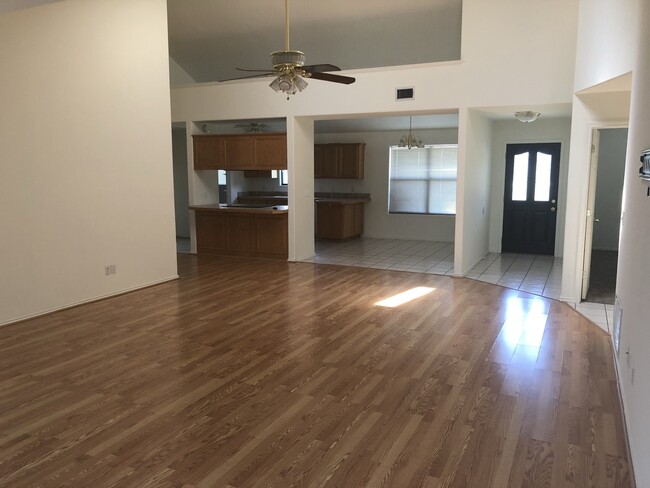 Building Photo - 525 River Ranch Dr