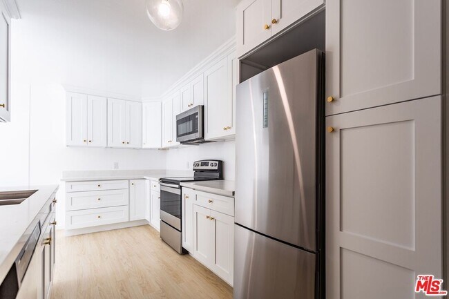 Building Photo - 406 N Oakhurst Dr