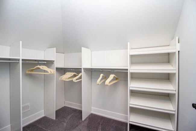 Building Photo - 724 Warner Ave